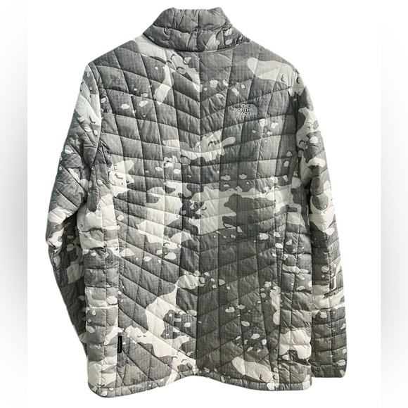 The North Face Gray and White Quilted
Thermoball Eco Jacket, size XL - Picture 4 of 15